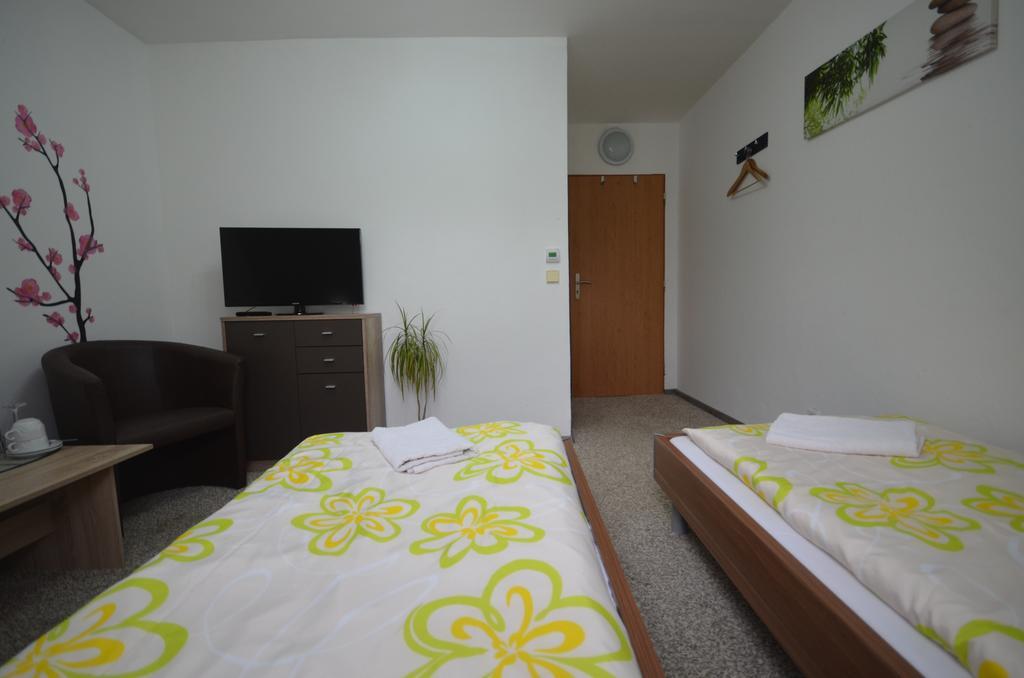 On Air Hotel Ostopovice Extérieur photo