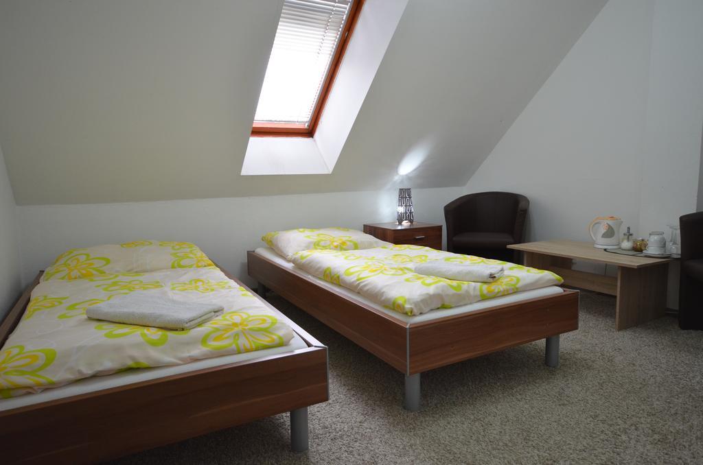 On Air Hotel Ostopovice Extérieur photo